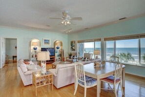 Smart TV, fireplace, books - Beach front Luxurious Oversized Penthouse 2100+ ft² large balcony!Great sunset! (Indian Rocks Beach)