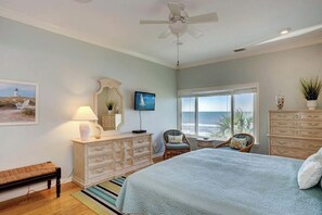 3 bedrooms, desk, iron/ironing board, travel crib - Beach front Luxurious Oversized Penthouse 2100+ ft² large balcony!Great sunset! (Indian Rocks Beach)