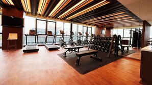 Ein modernes Fitnessstudio mit Laufbändern, Ergometer und Kraftgeräten.