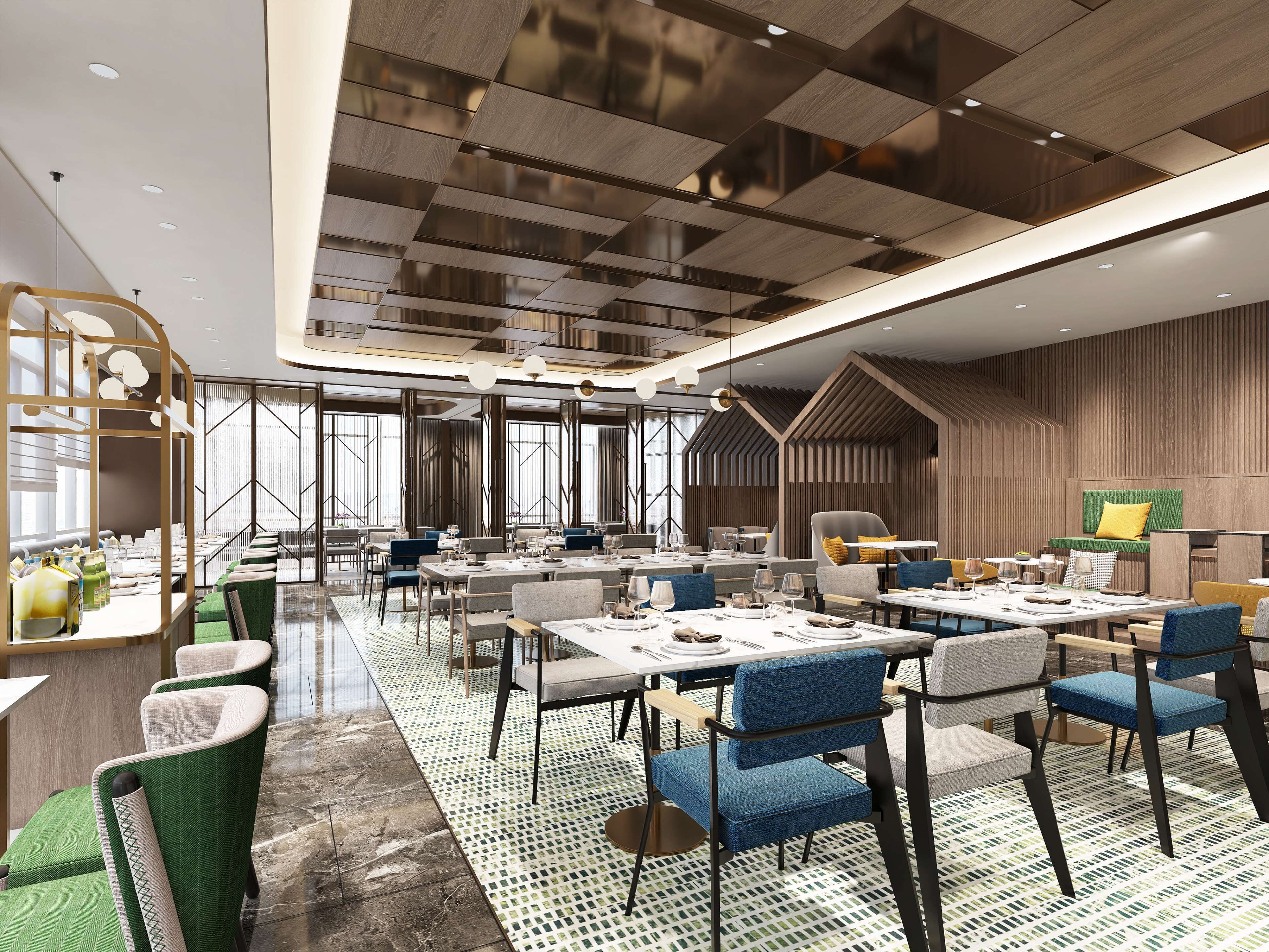Una hall d'hotel moderna con soffitto alto, ampie finestre e diverse aree relax con tavoli e sedie.