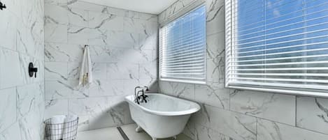 Haartrockner, Handtücher, Seife, Toilettenpapier