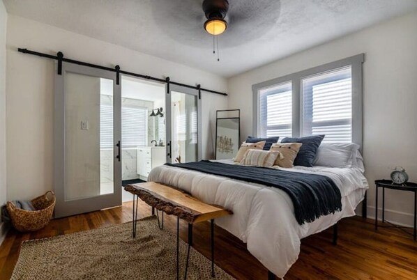 2 chambres, coffre-fort, bureau, fer et planche à repasser