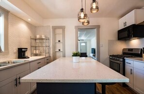 Réfrigérateur, four à micro-ondes, un four, surface de cuisson