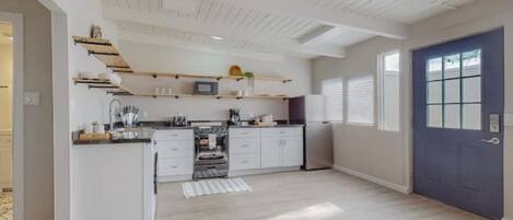 Een koelkast, een microgolfoven, een oven, een kookplaat