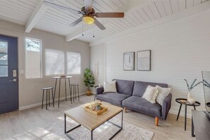 Smart TV - Remodeled Courtyard Apt w/King Bed, In-Unit W&D (Albuquerque)