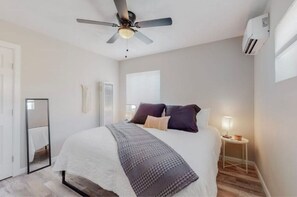 2 Schlafzimmer, Zimmersafe, Schreibtisch, Bügeleisen/Bügelbrett