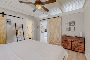 1 Schlafzimmer, Zimmersafe, Schreibtisch, Bügeleisen/Bügelbrett