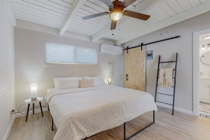 1 Schlafzimmer, Zimmersafe, Schreibtisch, Bügeleisen/Bügelbrett