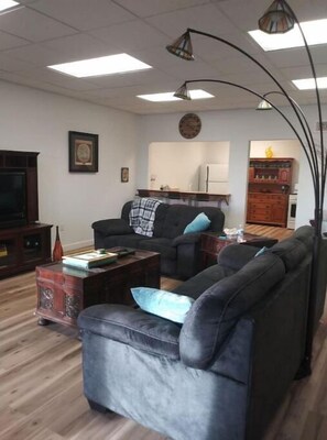 Smart TV, books - RiverView Lux: 420 Friendly Damage Control, private deck w/ hot tub (Savanna)