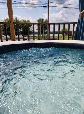 Bañera de hidromasaje al aire libre