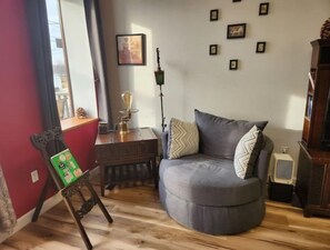 Smart TV, books - RiverView Lux: 420 Friendly Damage Control, private deck w/ hot tub (Savanna)