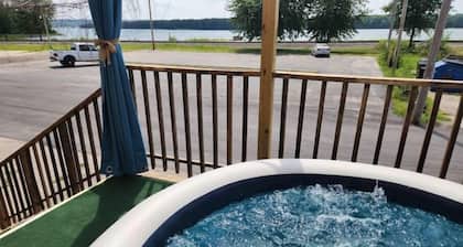 RiverView Lux: 420 Friendly Damage Control, private deck w/ hot tub