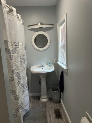 Secadora de cabello, toallas, papel de baño 