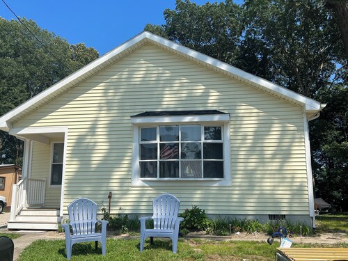 Enjoy fishing, the beach, or nights around the firepit. Minutes to boat ramp.