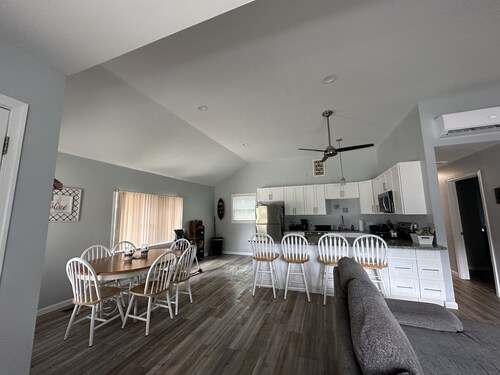 Enjoy fishing, the beach, or nights around the firepit. Minutes to boat ramp.