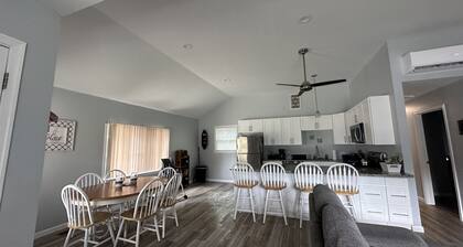 Enjoy fishing, the beach, or nights around the firepit. Minutes to boat ramp.
