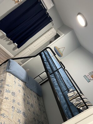 2 habitaciones, tabla de planchar con plancha y cuna de viaje 