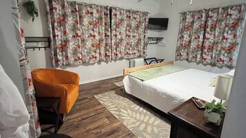 2 chambres, fer et planche à repasser, lit de bébé portatif