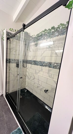 Ducha, secador de pelo, toallas y jabón