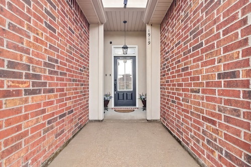 Plush Beds|High-Speed Wi-Fi| Workspace