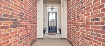 Plush Beds|High-Speed Wi-Fi| Workspace