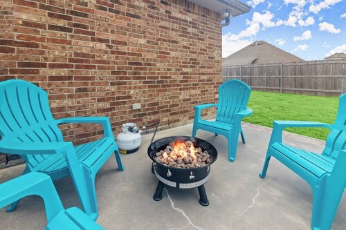 Extended Stay with Fast WiFi, 2 Luxurious King Beds | Business Ready + Pet Friendly | Garage Parking