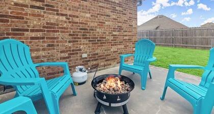 Extended Stay with Fast WiFi, 2 Luxurious King Beds | Business Ready + Pet Friendly | Garage Parking