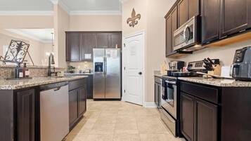 Frigorifero, microonde, forno, piano cottura