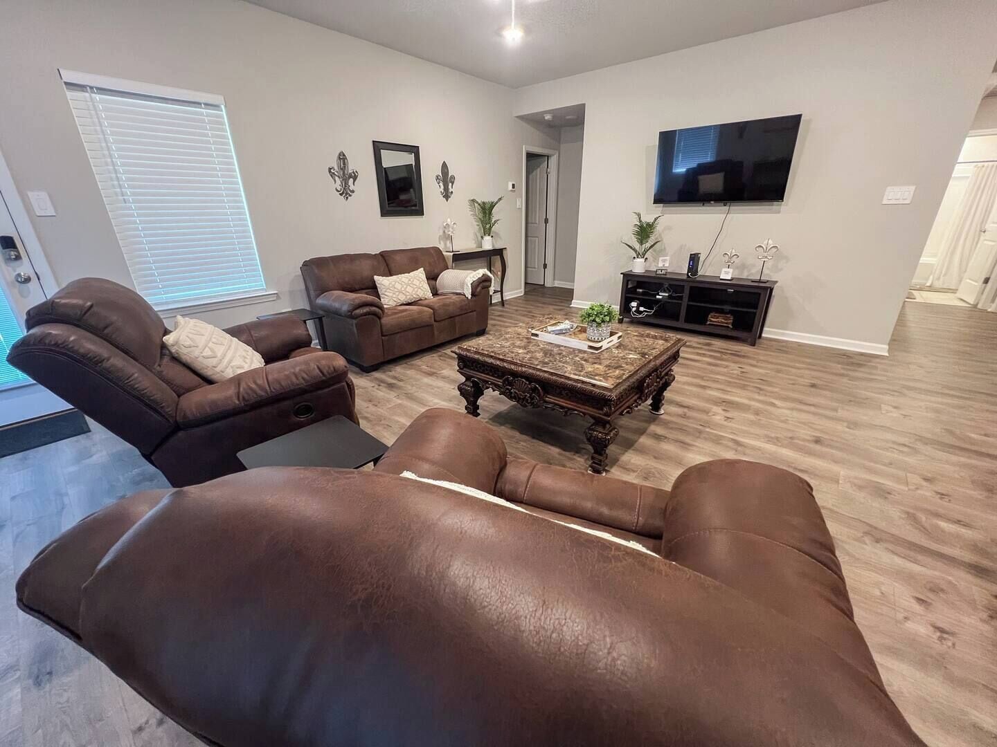 Una Smart TV, una oficina, una pantalla de ordenador