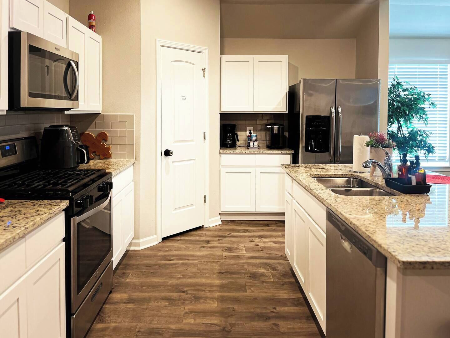 Jääkaappi, mikroaaltouuni, uuni, liesi