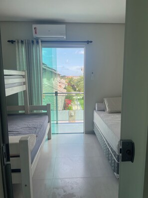 3 chambres, bureau, fer et planche à repasser, accès au Wi-Fi (inclus)