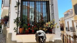 Ein modernes Gebäude mit einer Statue davor.