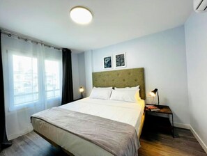 2 soverom, skrivebord, strykejern/-brett og reiseseng for barn