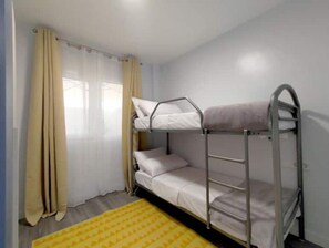 2 Schlafzimmer, Schreibtisch, Bügeleisen/Bügelbrett, kostenloses WLAN