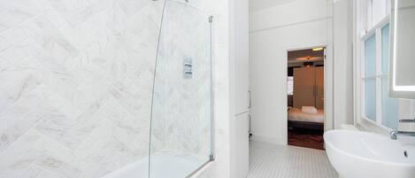 Dusj, hårføner, håndklær og såpe