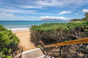 On the beach, sun loungers, beach towels - MauiTime at Wailea Ekahi, easy walk to beach w/o crossing roads. Fun in the sun! (Kihei)