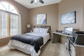 5 bedrooms, iron/ironing board, WiFi, bed sheets - Spacious Pool House with tons of amenities!
 (Omaha)