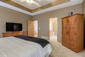 5 bedrooms, iron/ironing board, WiFi, bed sheets - Spacious Pool House with tons of amenities!
(Omaha)
