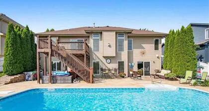 Spacious Pool House with tons of amenities!