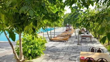 En säsongsöppen utomhuspool