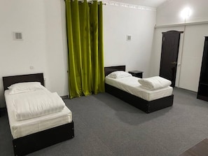 Deluxe kamer, 1 twee- of 2 eenpersoonsbedden | Een bureau, geluiddichte muren, gratis wifi