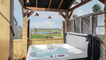 Cottage | Outdoor spa tub
