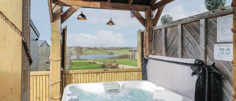 Cottage | Outdoor spa tub