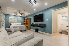 5 chambres, coffres-forts dans les chambres, bureau
