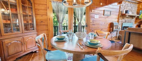 Cabin, Multiple Beds, Hot Tub, Mountain View | Dining