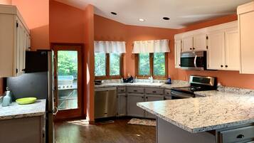 House, Multiple Beds, Hot Tub, Mountain View | Private kitchen | Fridge, microwave, oven, stovetop