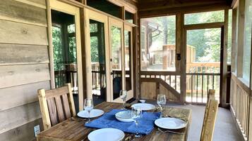 House, Multiple Beds, Hot Tub, Mountain View | Dining