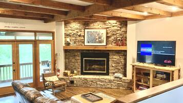 House, Multiple Beds, Hot Tub, Mountain View | Living area | Fireplace