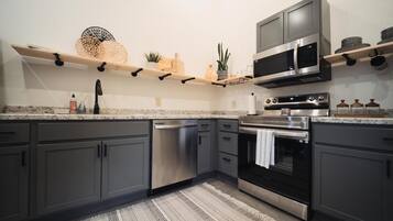 Kamar, 1 Tempat Tidur King, hot tub | Dapur pribadi | Lemari es, microwave, oven, dan kompor