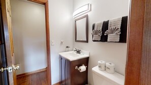 Kabin, Beberapa Tempat Tidur, hot tub, pemandangan gunung | Kamar mandi | Handuk dan tisu toilet